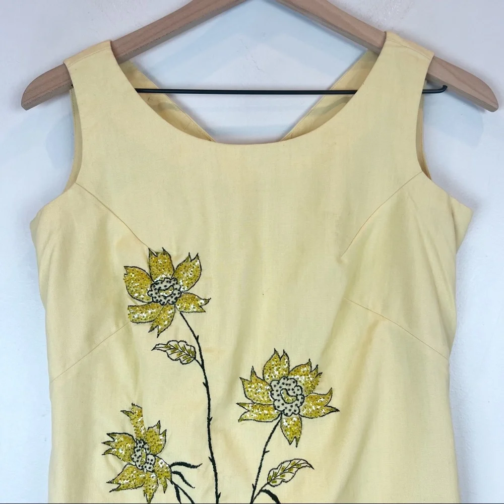 Vintage 60s Floral Beaded Sleeveless Shift Dress Size XS Yellow Mid Century - Picture 2 of 7